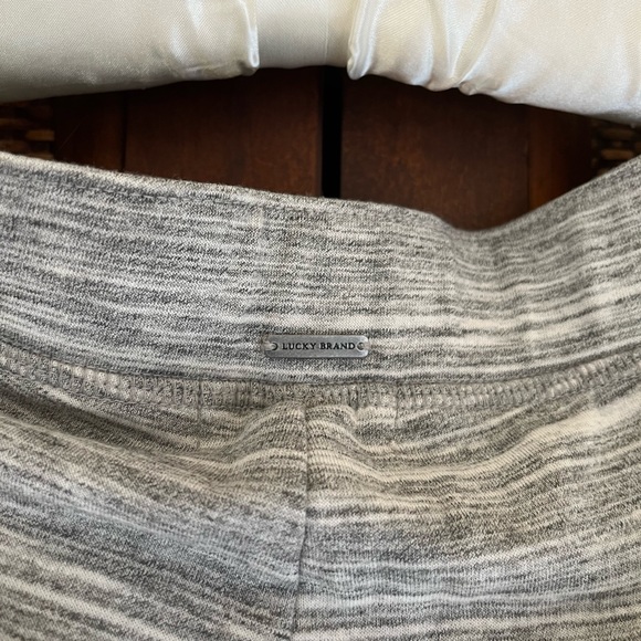 Lucky Brand joggers in shades of gray with slash pockets. Size M. - Picture 6 of 6